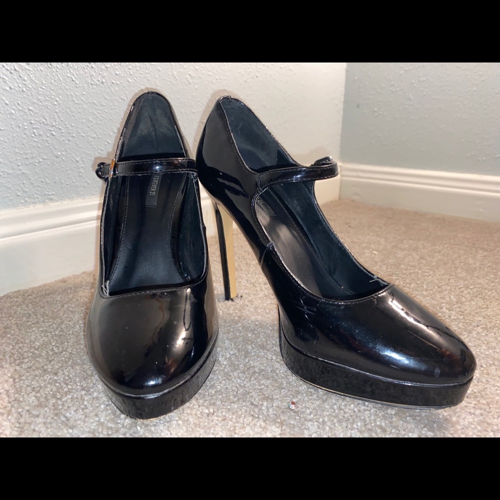 SHINY BLACK STRAPY HEELS